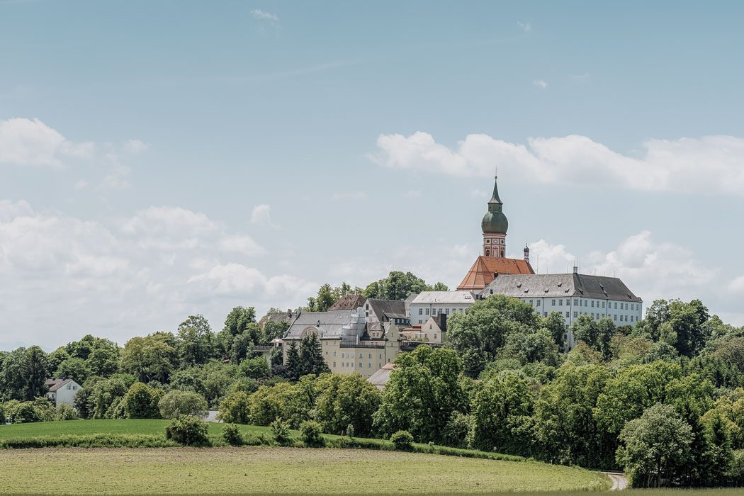 Das Kloster Andechs in München mit dem Kirchturm
