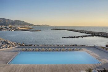 Pool und Blick aufs Meer im nhow Hotel Marseille