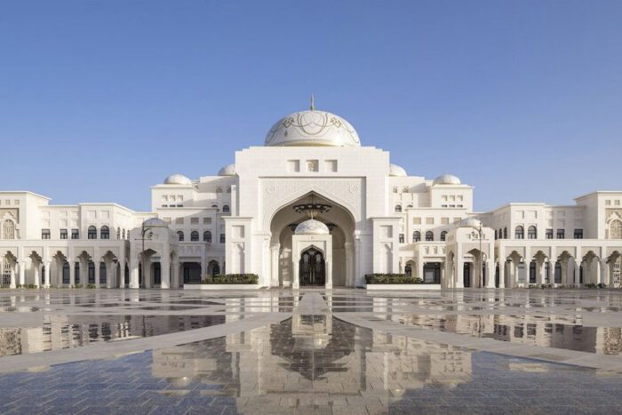 Frontalblick auf den Qasr Al Watan Palast