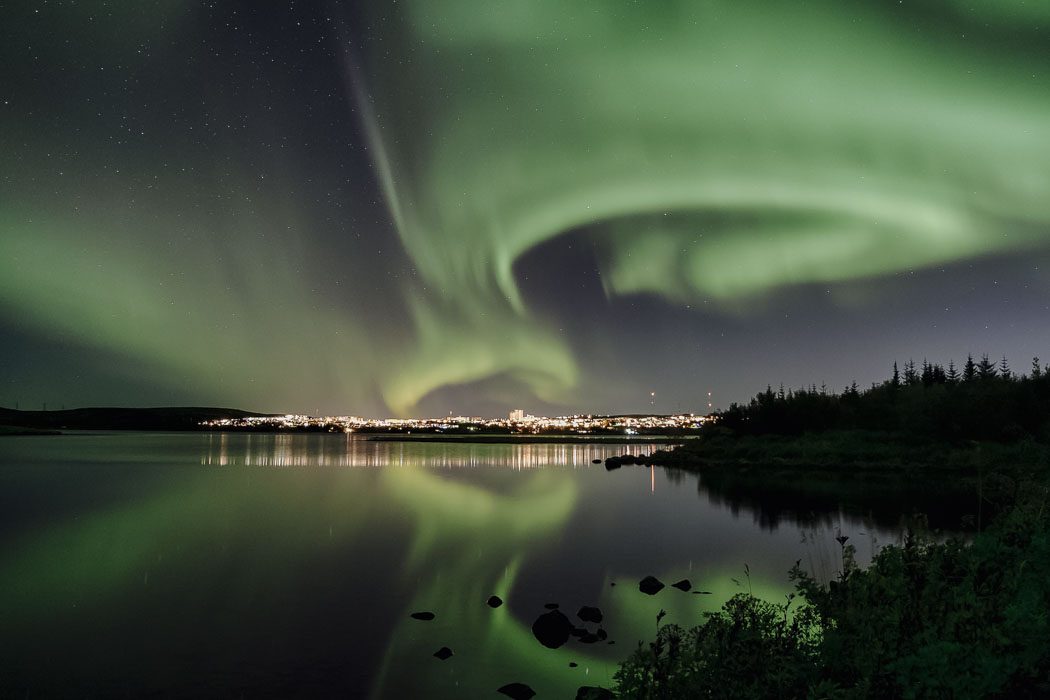 Grüne Polarlichter über Reykjavik, Island