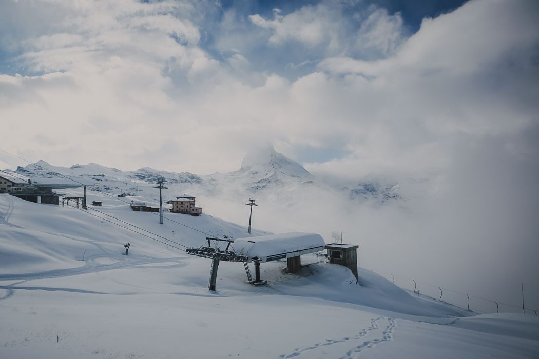 Skipiste mit Lift im Skigebiet Zermatt bei Saas-Fee in der Schweiz