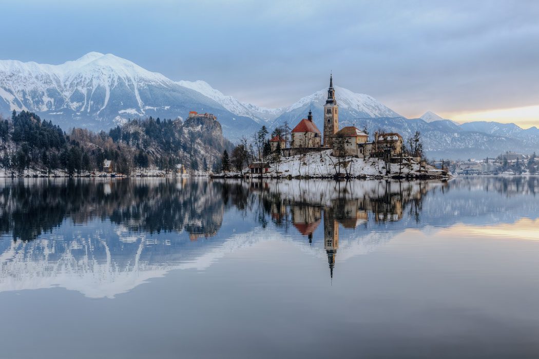 Verschneite Berge hinter dem Dorf Bled in Slowenien
