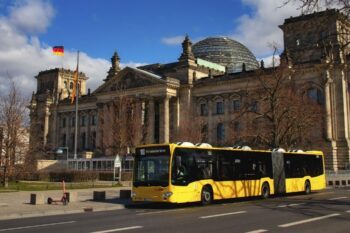 Der 100er Bus in Berlin vor dem Reichstag