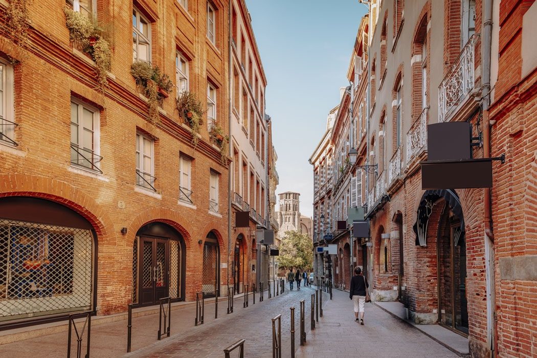 Typische Backsteinhäuser in der Altstadt von Toulouse