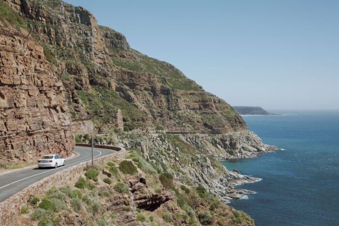 Auto fahren auf dem Chapman´s Peak in Südafrika