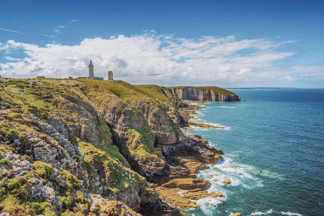 Steilküste und Leuchtturm von Cap Frehel in der Bretagne