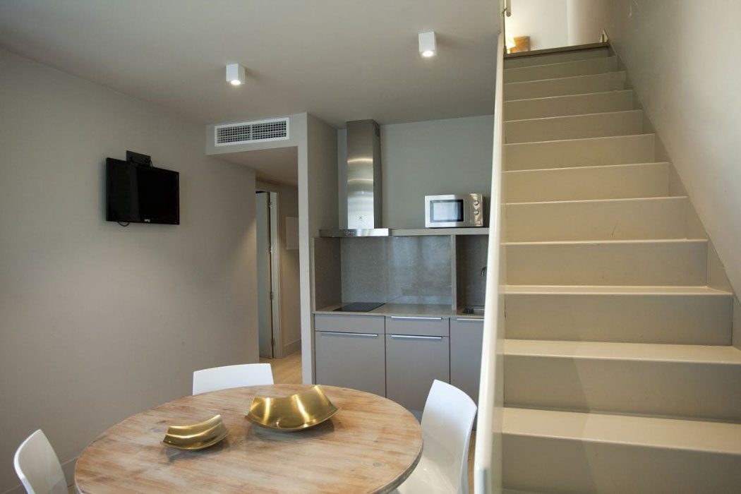 Küche und Wohnzimmer im Aparthotel Arrels d'Emporda an der Costa Brava