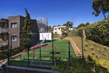 Fußballplatz im Ciutat del Palol an der Costa Brava