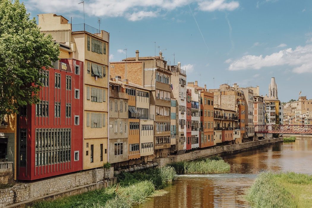 Bunte Häuser an der Eiffelbrücke in Girona an der Costa Brava