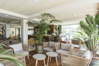 Lounge mit coolem Dschungel-Style im Hotel Maritim an der Costa Brava