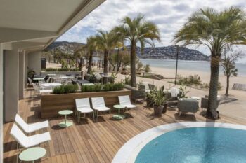 Der Pool mi Terrasse direkt am Meer im Hotel Maritim an der Costa Brava