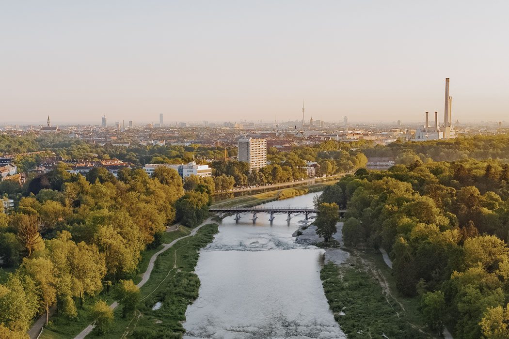 Luftaufnahme mit Blick auf die Isar und die Münchner Skyline