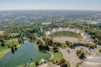 Luftaufnahme über das Gelände des Olympiaparks in München