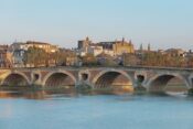 Die Pont Neuf ist Wahrzeichen und eine beliebte Sehenswürdigkeit in Toulouse