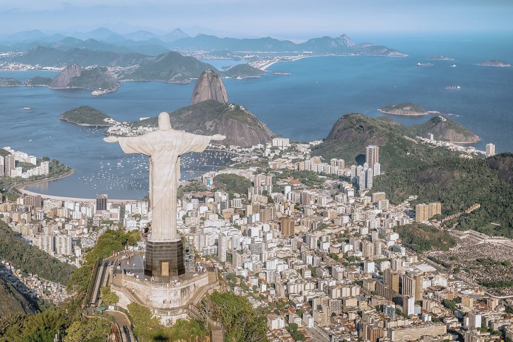Panoramablick über Rio de Janeiro in Brasilien mit Christusstatue