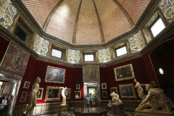 Raum mit Kuppeldach und Gemälden in den Uffizien