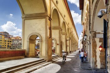 Vasarikorridor über Bögen auf Straße in Florenz