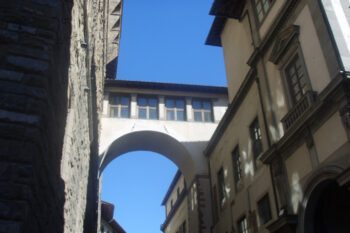 Vasarikorridor mit Bogenbrücke zwischen Palazzo Vecchio und Uffizien