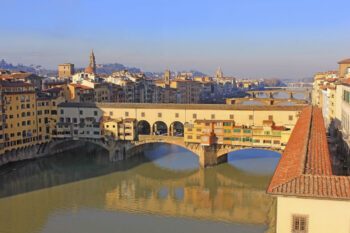 Blick von den Uffizien auf die Ponte Vecchio und den Vasarikorridor