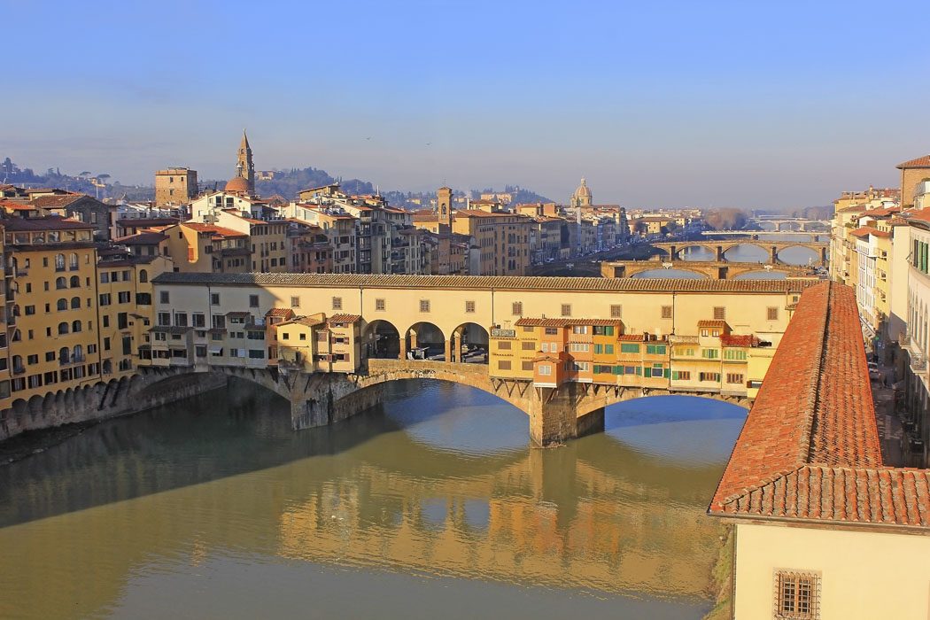 Blick von den Uffizien auf die Ponte Vecchio und den Vasarikorridor