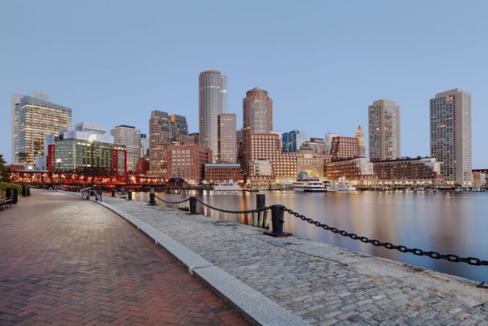 Blick vom Wasser auf die Skyline von Boston