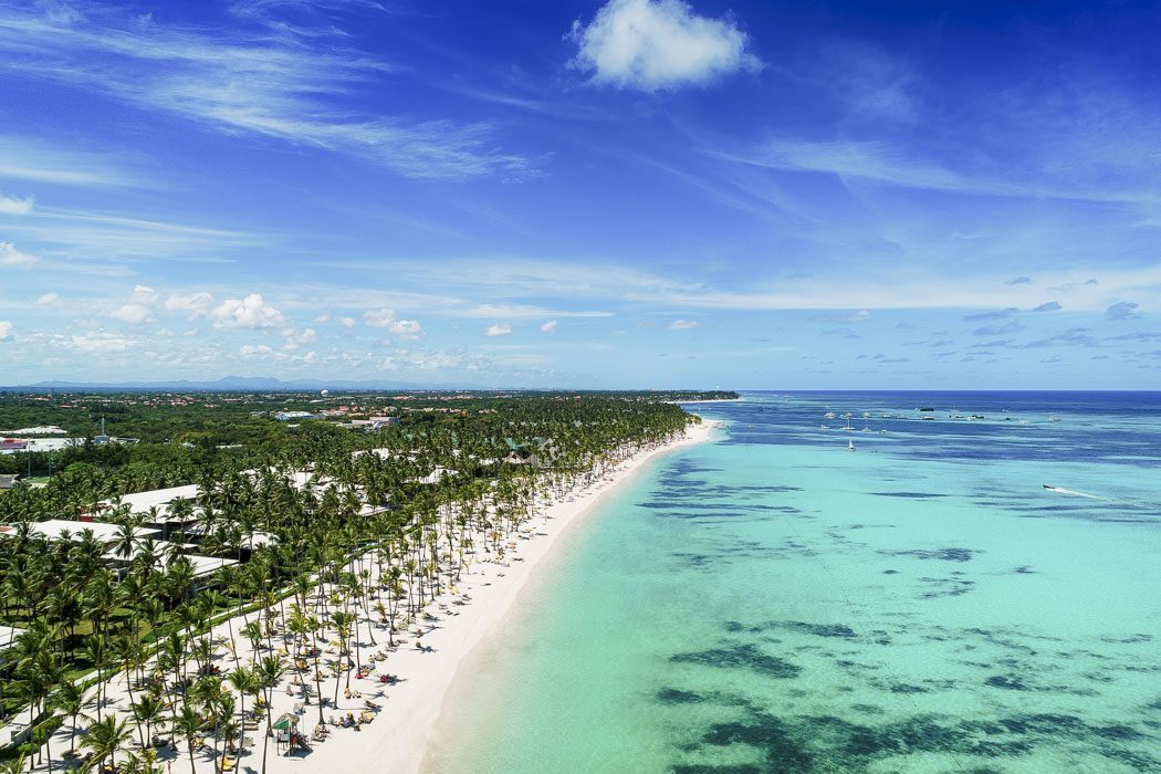 Luftaufnahme vom Strand in Punta Cana in der Dominikanischen Republik