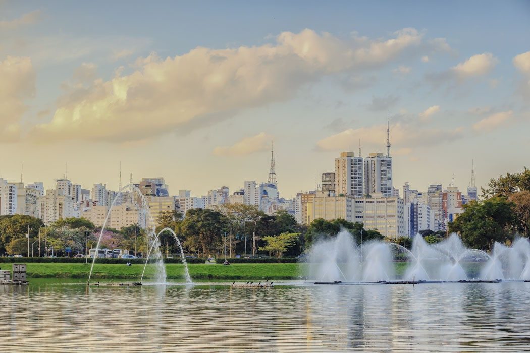 Ibirapuera Park mit der Skyline von São Paulo