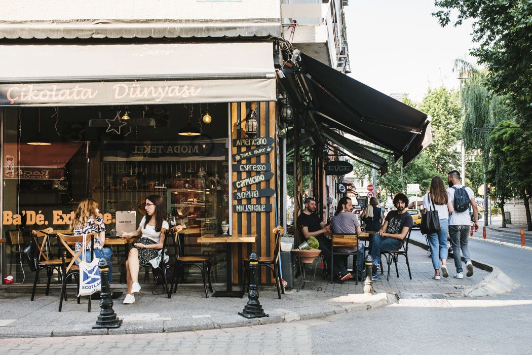 Straßencafé im Viertel Kadiköy