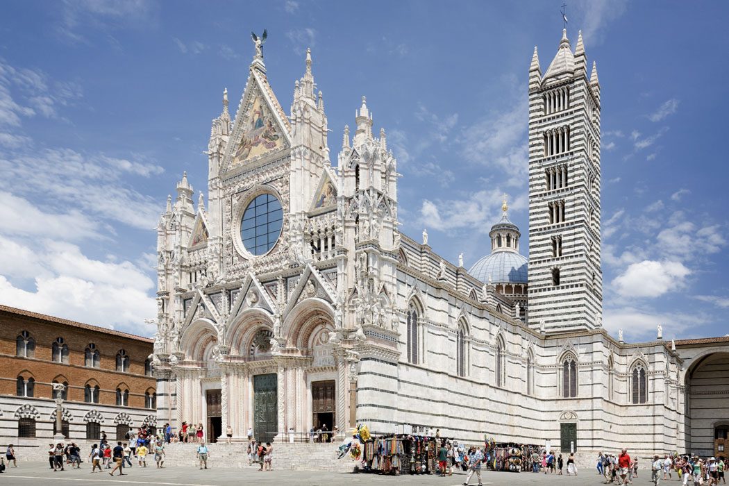 Fassade der weißen Kathedrale von Siena mit Glockenturm