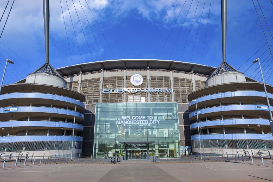 Der Eingang zum Etihad Stadium in Manchester