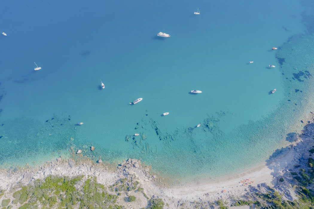 Foto aus Luftperspektive von hellem Strand und türkisem Meer