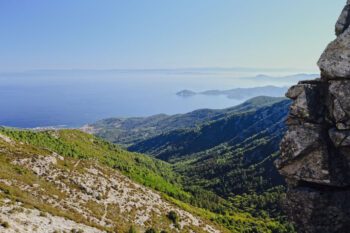 Blick vom Berg auf Meer von Elba