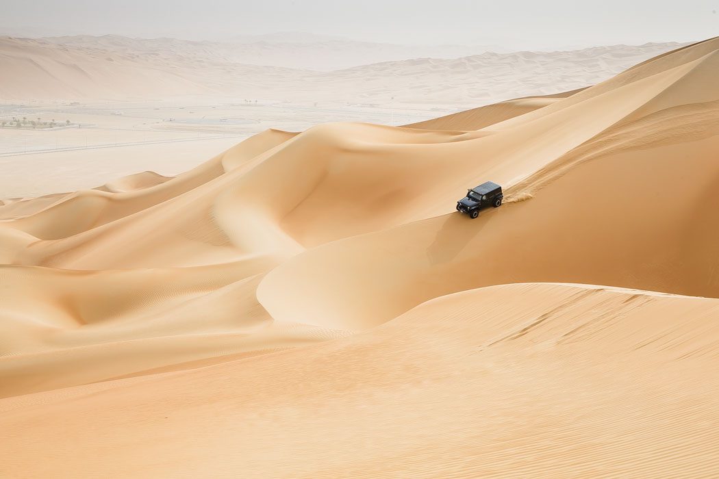 Jeep in der Rub al Khali Wüste im Oman