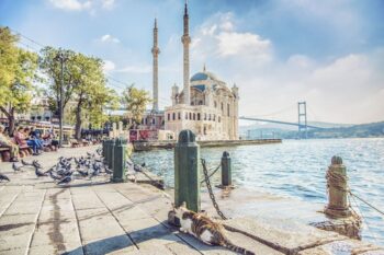 Ufer an der Ortaköy-Moschee