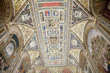 Aufwendig dekorierte Decke und Wände mit Fresken