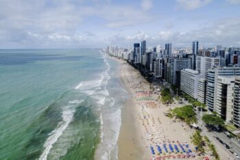 Strand und Hochhäuser von Recife