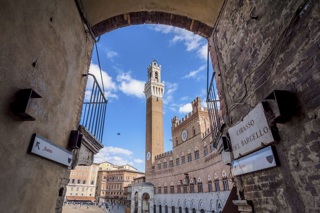 Blick auf Glockenturm von Siena von einer Gasse aus