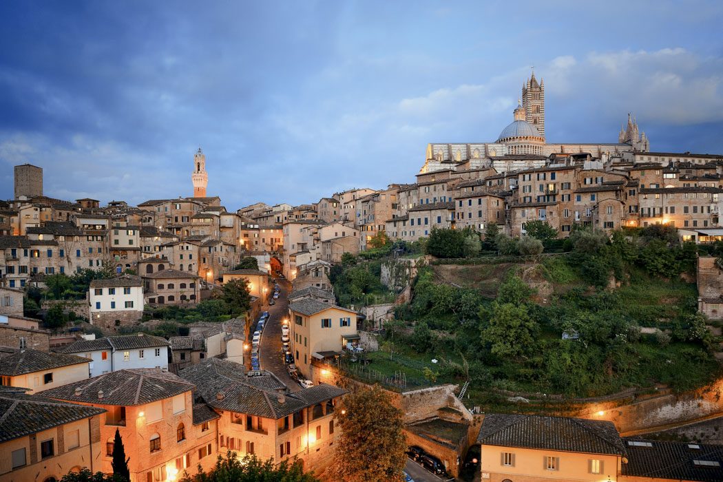 Blick auf die Altstadt von Siena am Abend