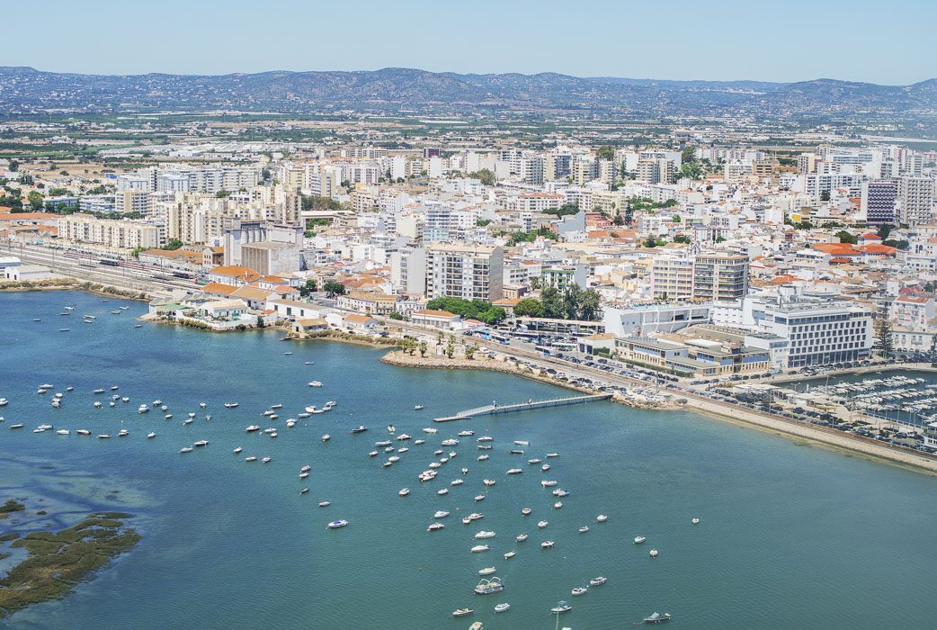 Luftaufnahme von Faro an der Algarve, Portugal