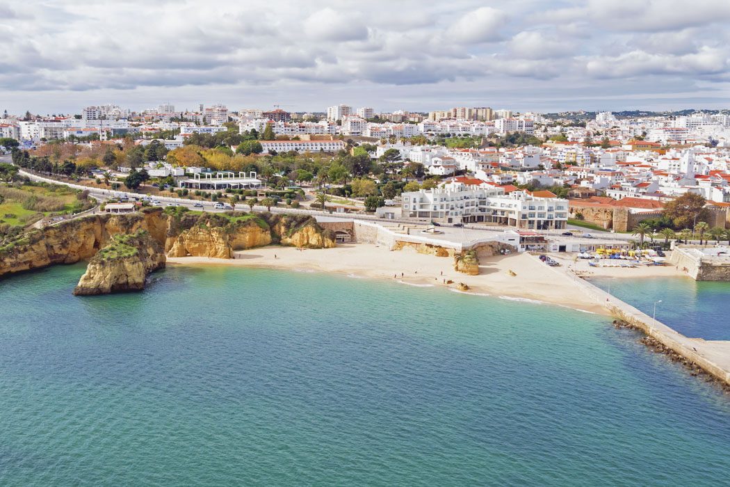 Luftaufnahme auf die Stadt Lagos an der Algarve, Portugal