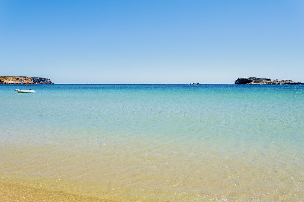 Türkis-blaues Wasser an der Praia Martinhal an der Algarve