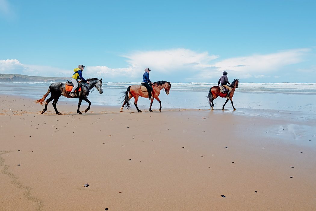 Drei Reiter am Strand in Carrapateira an der Algarve