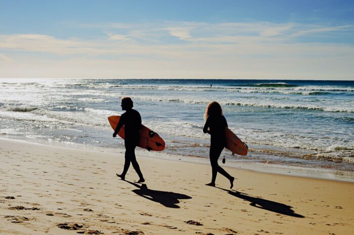 Zwei Surfen am Strand an der Algarve