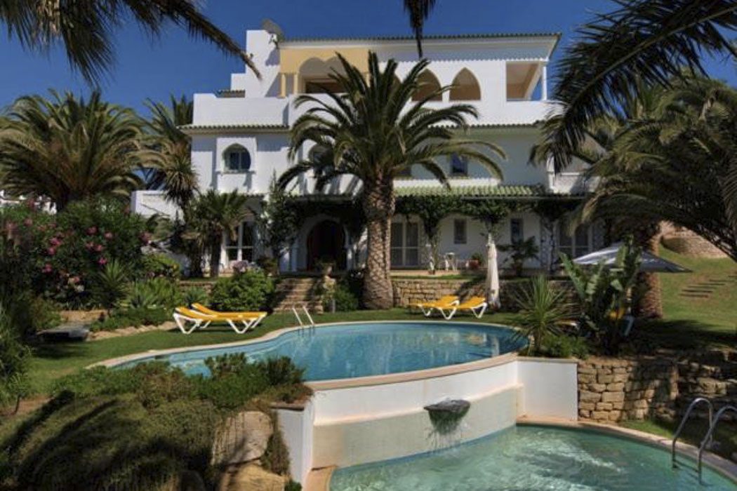 Pool und Garten des Hotel Villa Esmeralda an der Algarve