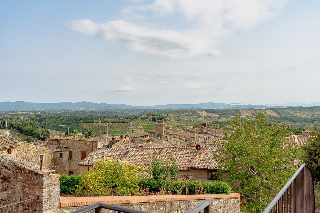 Ausblick auf mittelalterliche Dächer und toskanische Hügel