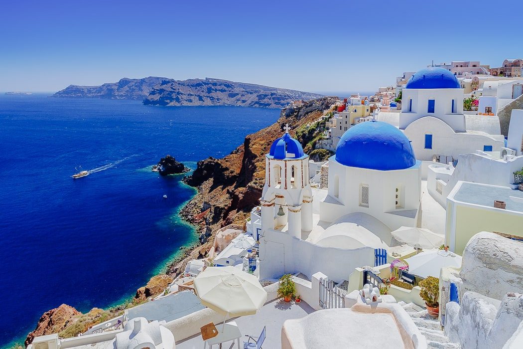 Typische weiß und blaue Häuser auf Santorin in Griechenland