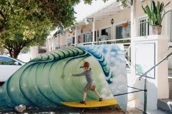 Eine Welle zum Surfen vor dem Komsurf Surfshop in Kommetjie