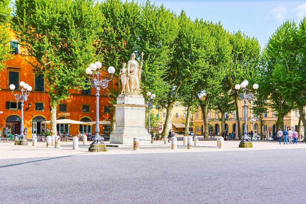 Piazza mit Bäumen und Statue