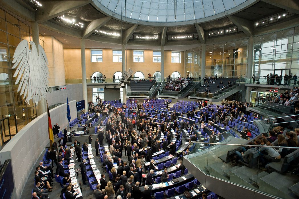Voller Plenarsaal während Bundestagssitzung 