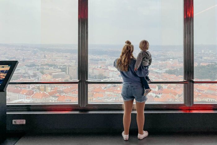 Der Prager Fernsehturm ist ein Highlight für die ganze Familie